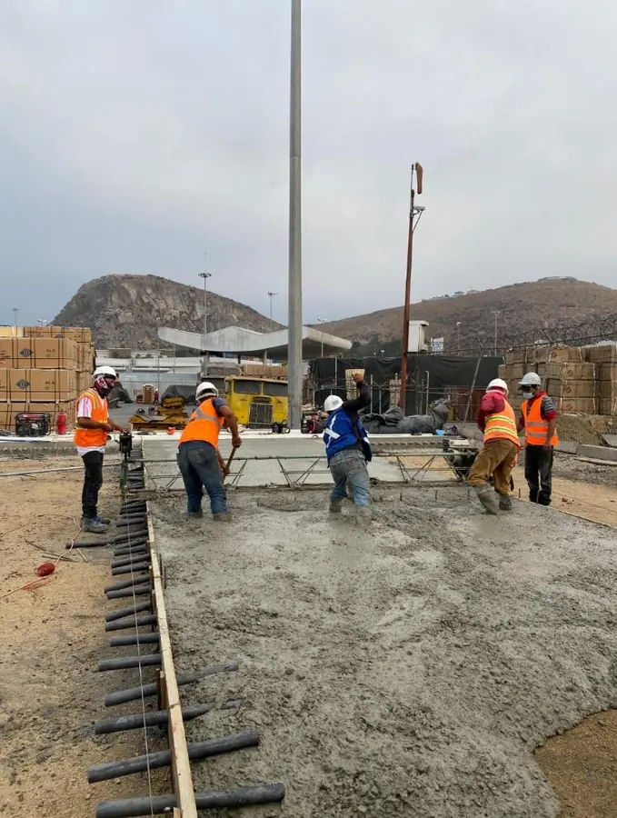 Cuadrilla extendiendo pavimento de concreto